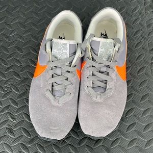 Nike Swoosh | women’s 8.5